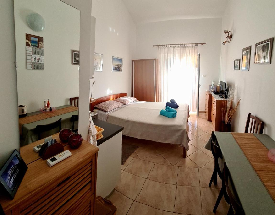 Studio Apartman Stara Baška Exterior foto