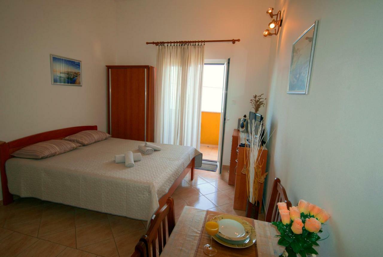 Studio Apartman Stara Baška Exterior foto