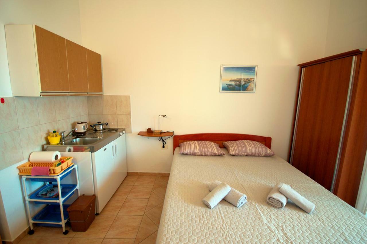 Studio Apartman Stara Baška Exterior foto